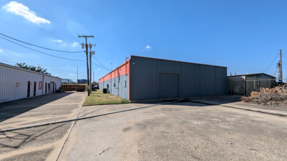 1942 N IH 35E/Stemmons Fwy, Carrollton, TX à louer - Photo de l’immeuble – Image 3 sur 15