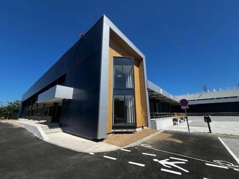 Industriel/Logistique dans Avignon à louer - Photo de l’immeuble – Image 2 sur 14