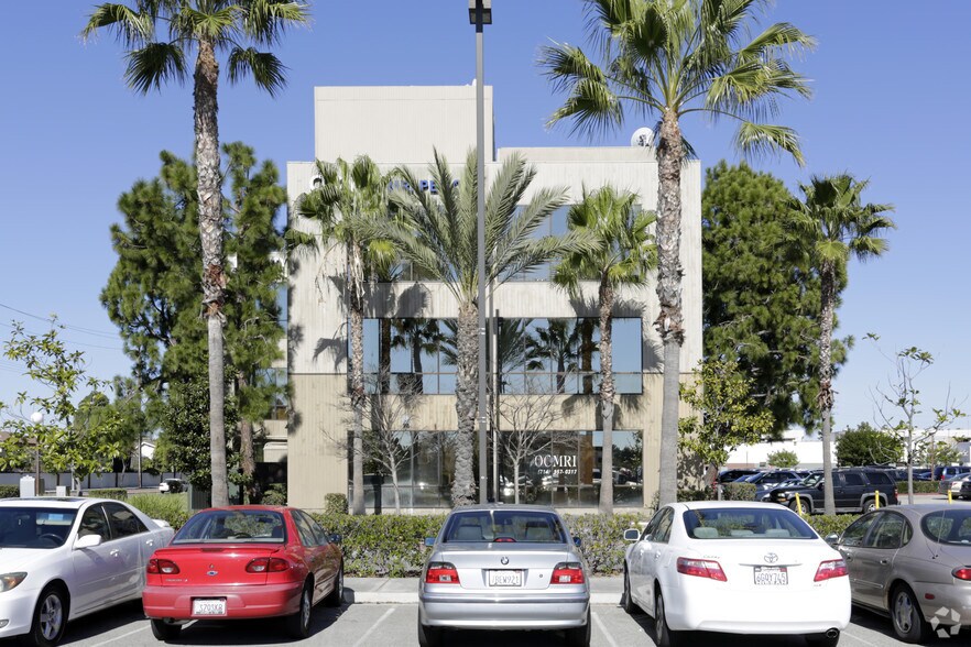 17150 Euclid St, Fountain Valley, CA à louer - Photo de l’immeuble – Image 3 sur 11