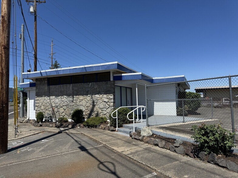990 S Front St, Central Point, OR à louer - Photo de l’immeuble – Image 1 sur 12