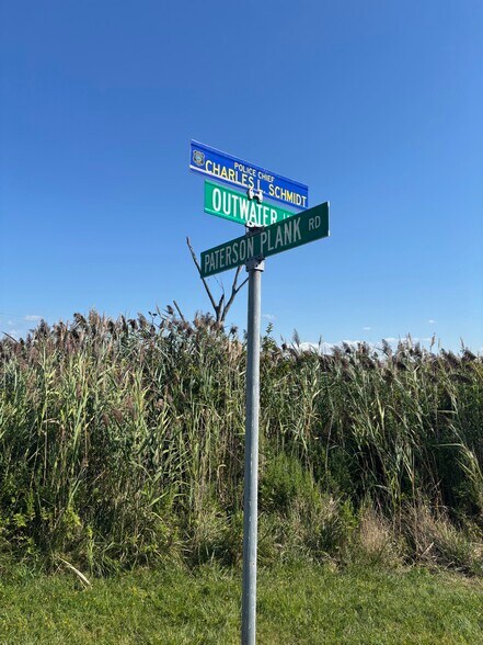 714 Paterson Ave, East Rutherford, NJ à louer - Photo de l’immeuble – Image 1 sur 8