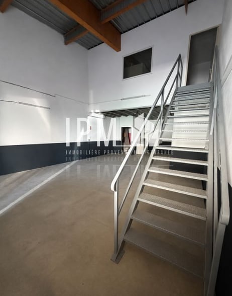 1045 Route Nationale 96, Aubagne à louer - Photo de l’immeuble – Image 2 sur 4