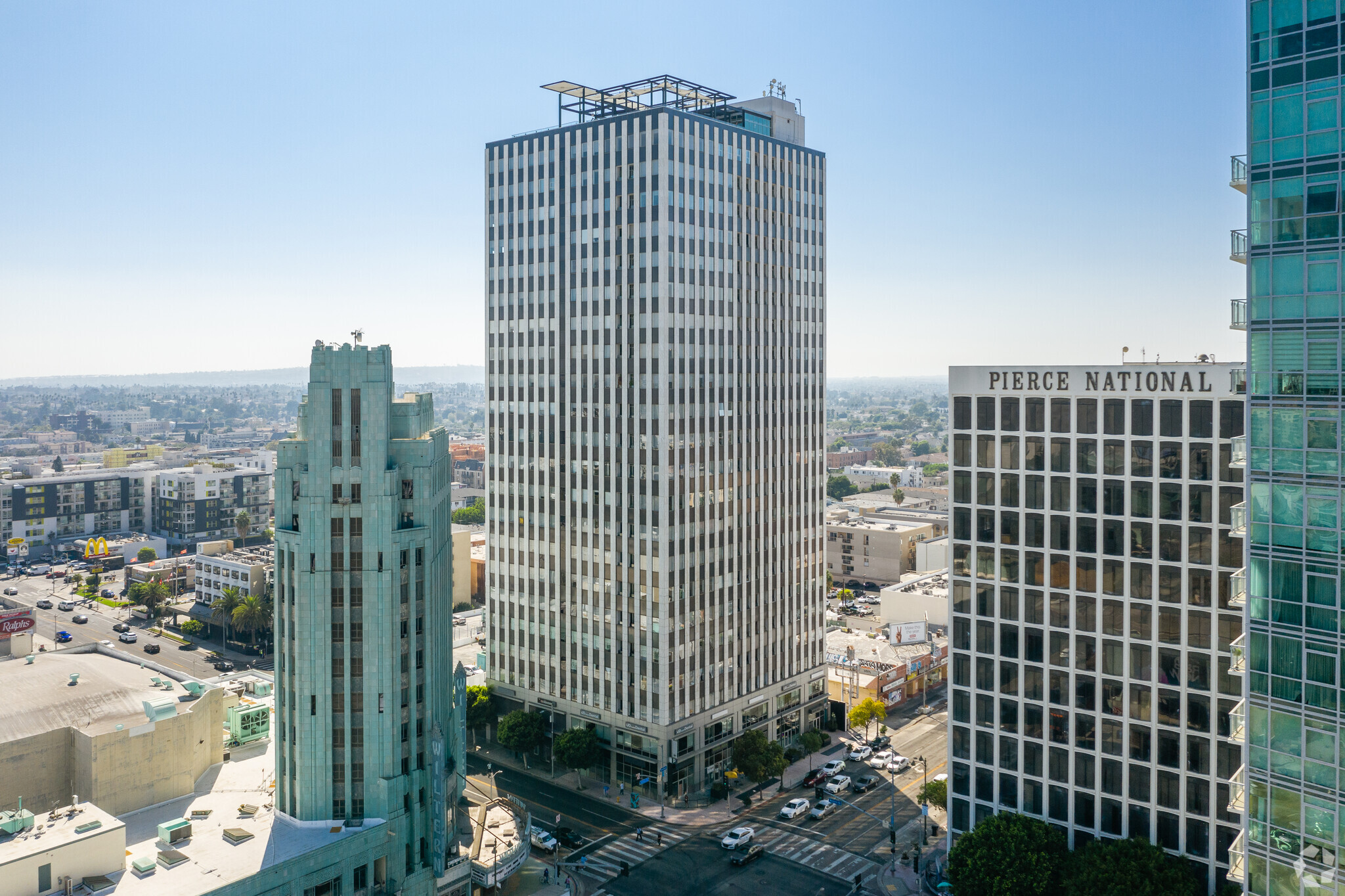 3810 Wilshire Blvd, Los Angeles, CA à louer Photo de l’immeuble– Image 1 sur 6