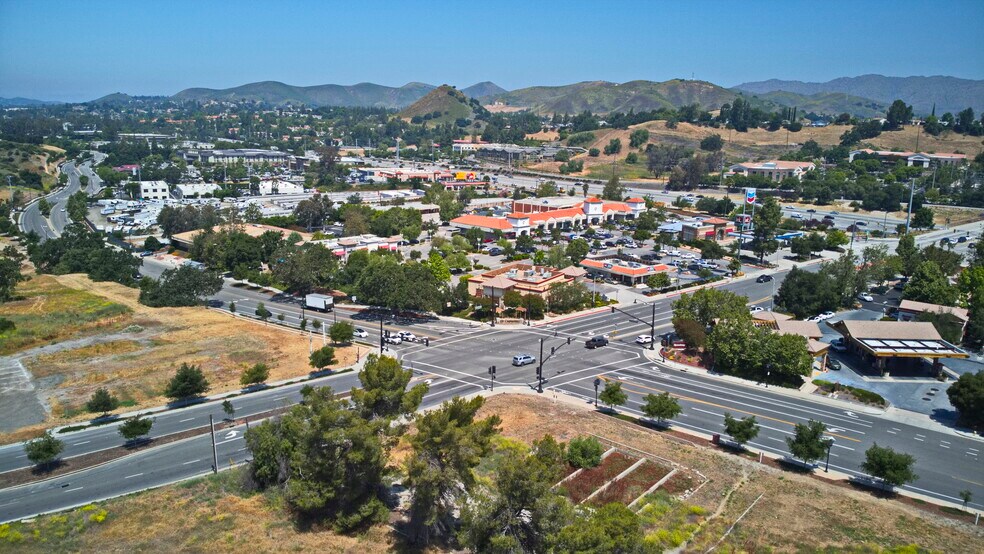 5001-5033 Kanan Rd, Agoura Hills, CA à louer - Photo de l’immeuble – Image 2 sur 15