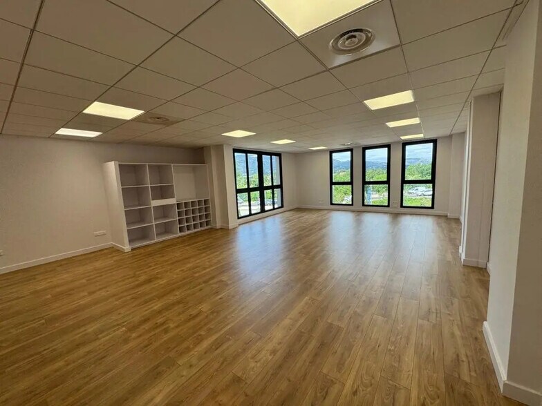 Bureau dans Aubagne à louer - Photo de l’immeuble – Image 1 sur 7