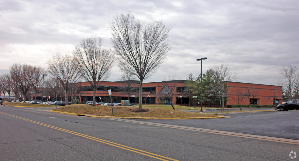 741 Miller Dr SE, Leesburg, VA à louer - Photo de l’immeuble – Image 1 sur 5