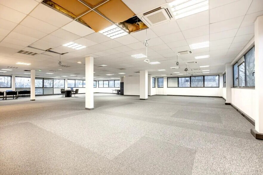 Bureau dans Élancourt à louer - Photo de l’immeuble – Image 3 sur 6