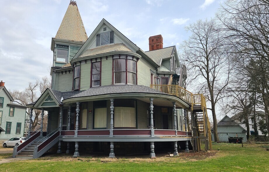 316 Stuart Ave, Kalamazoo, MI à vendre - Photo principale – Image 1 sur 25