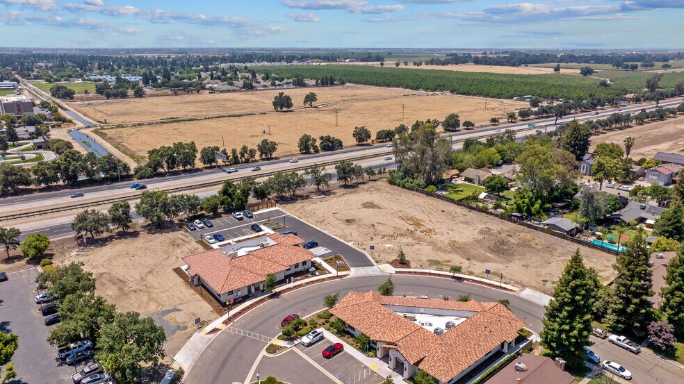 Avenida De Los Robles, Visalia, CA à vendre - Photo de l’immeuble – Image 2 sur 4