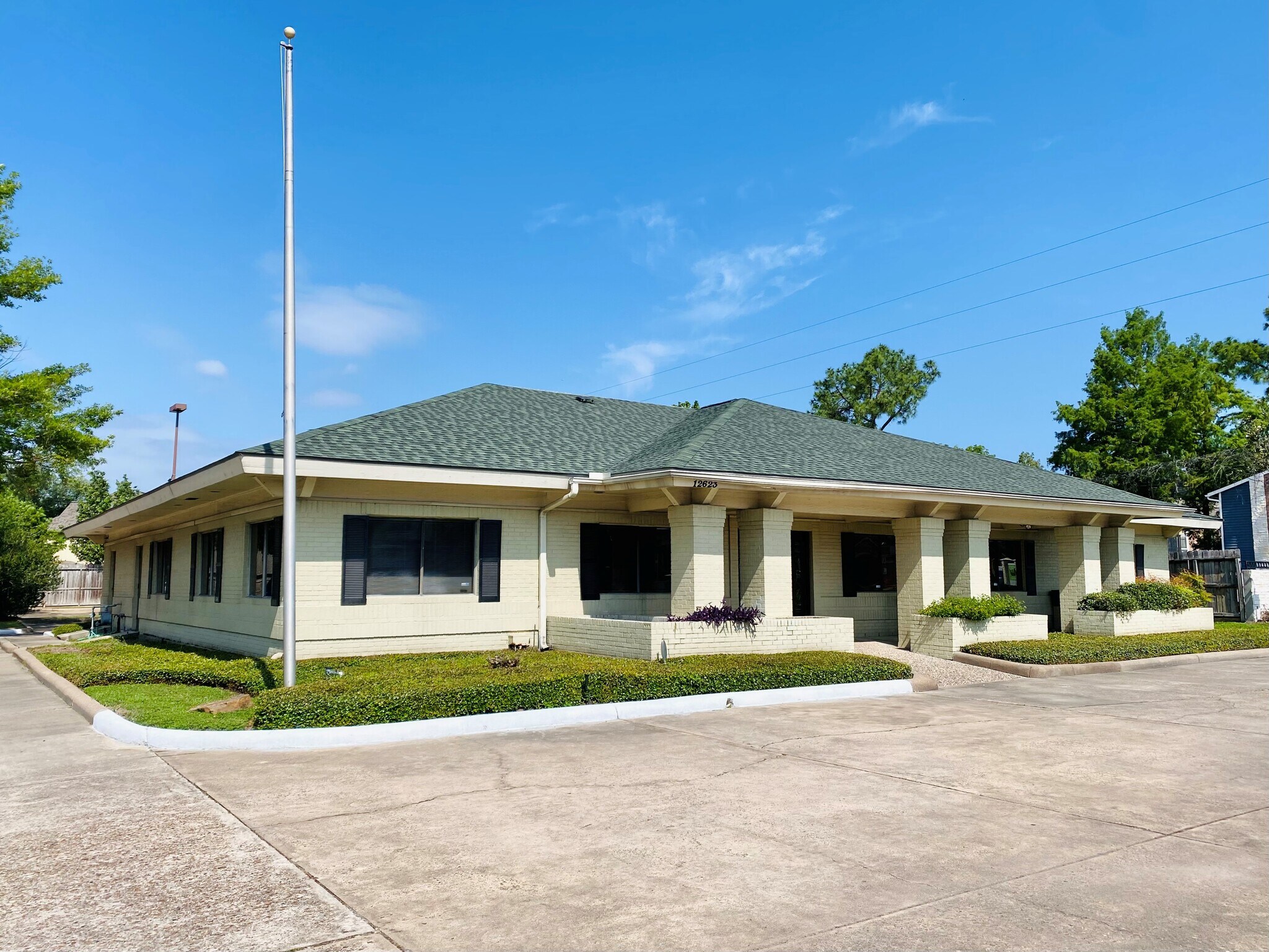 12623 Jones Rd, Houston, TX à vendre Photo de l’immeuble– Image 1 sur 12