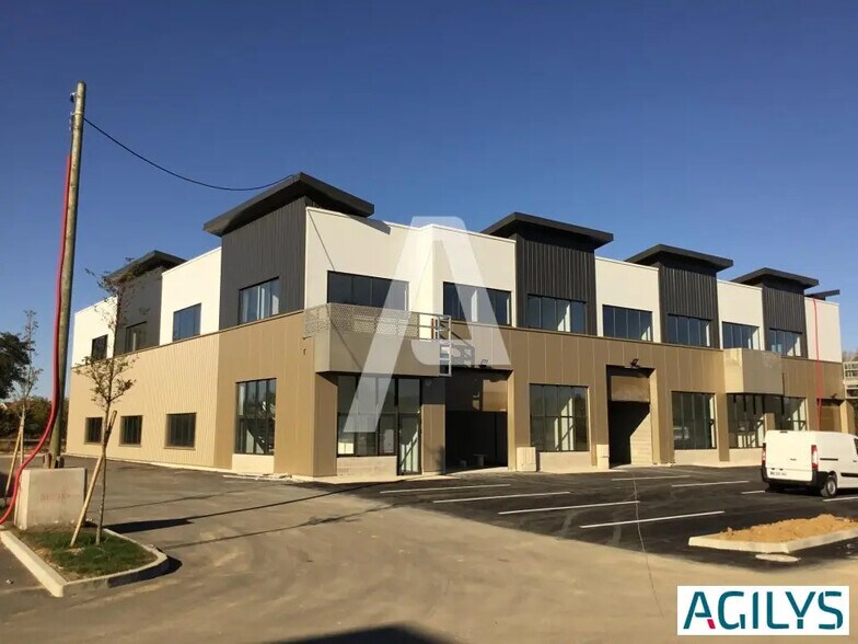 Local d’activités dans Saint-Pierre-du-Perray à louer - Photo de l’immeuble – Image 3 sur 7