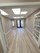 2500 Tamiami Trl N, Naples, FL à louer Photo intérieure– Image 2 sur 7