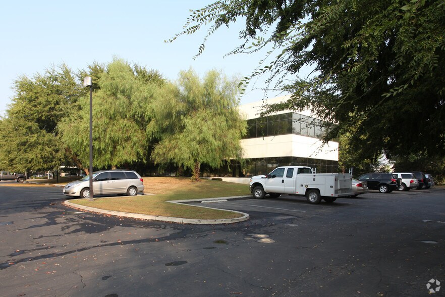 3008 Sillect Ave, Bakersfield, CA à vendre - Photo de l’immeuble – Image 3 sur 38