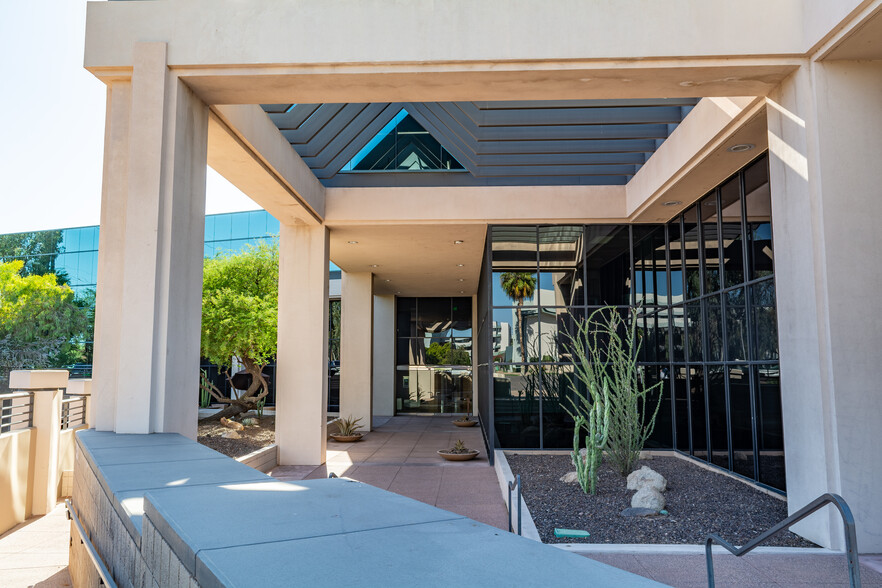 5050 N 40th St, Phoenix, AZ à louer - Photo de l’immeuble – Image 3 sur 11