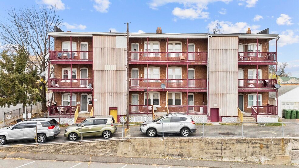 75 Clark St, New Britain, CT à vendre - Photo principale – Image 1 sur 23