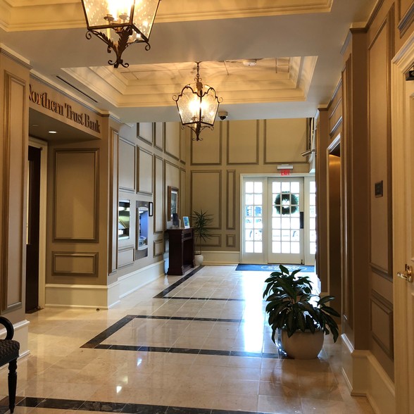 120 Kercheval Ave, Grosse Pointe Farms, MI à louer - Hall d’entrée – Image 3 sur 5