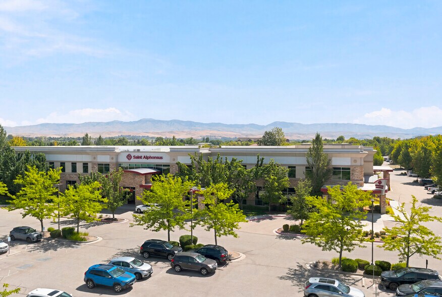 323 E Riverside Dr, Eagle, ID à vendre - Photo de l’immeuble – Image 1 sur 6