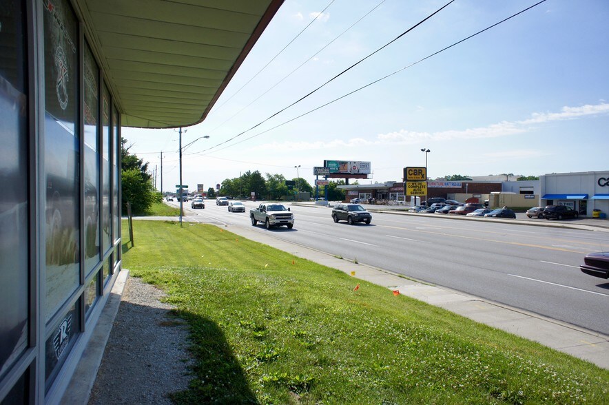 9470 E Washington St, Indianapolis, IN à louer - Photo de l’immeuble – Image 3 sur 7