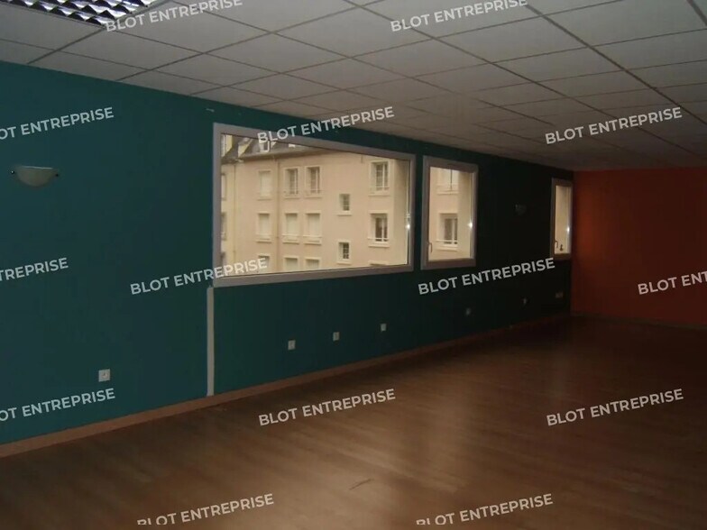 Bureau dans  à vendre - Photo de l’immeuble – Image 3 sur 6