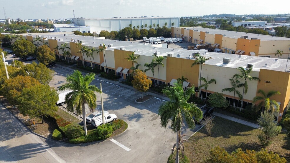 12601 NW 115th Ave, Medley, FL à louer - Photo de l’immeuble – Image 2 sur 43