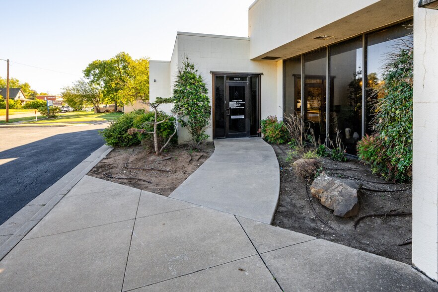 802 SW A Ave, Lawton, OK à louer - Photo de l’immeuble – Image 2 sur 9