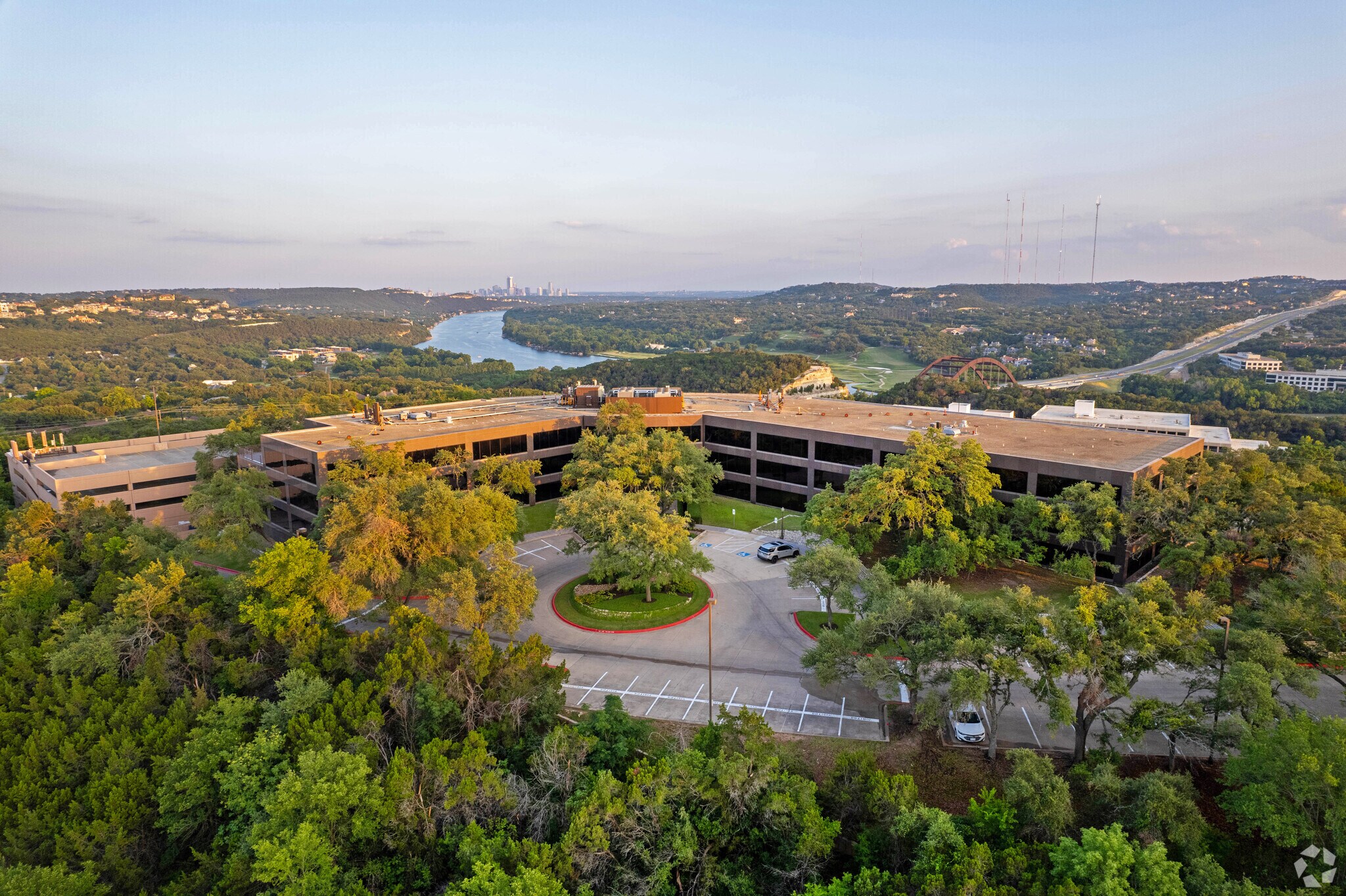 6034 Courtyard Dr W, Austin, TX à louer Photo principale– Image 1 sur 21