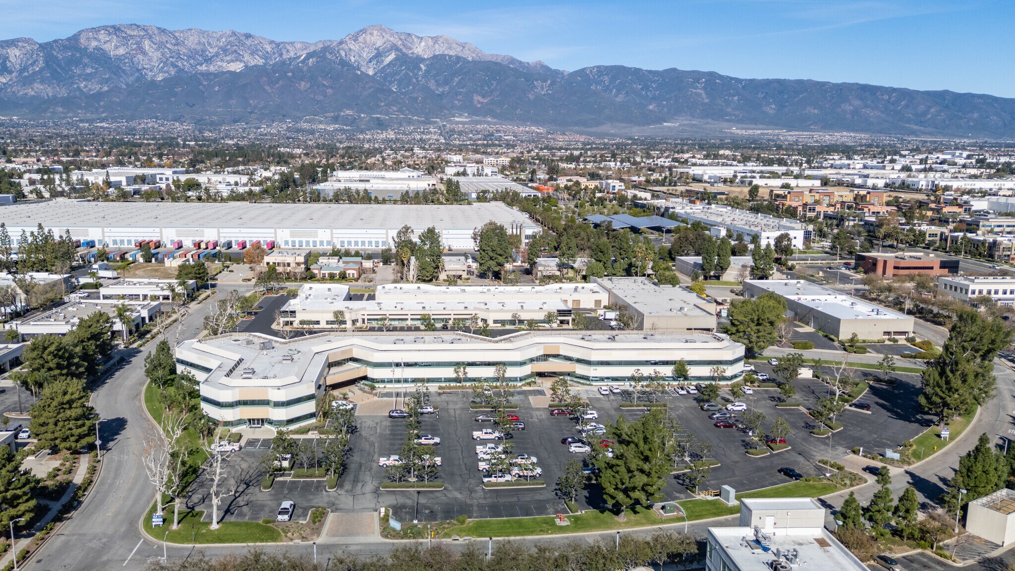 10350-10370-10390 Commerce Center Dr, Rancho Cucamonga, CA à louer Photo principale– Image 1 sur 23