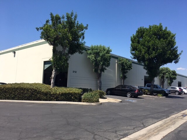 2300 S Reservoir St, Pomona, CA à louer - Photo de l’immeuble – Image 3 sur 12