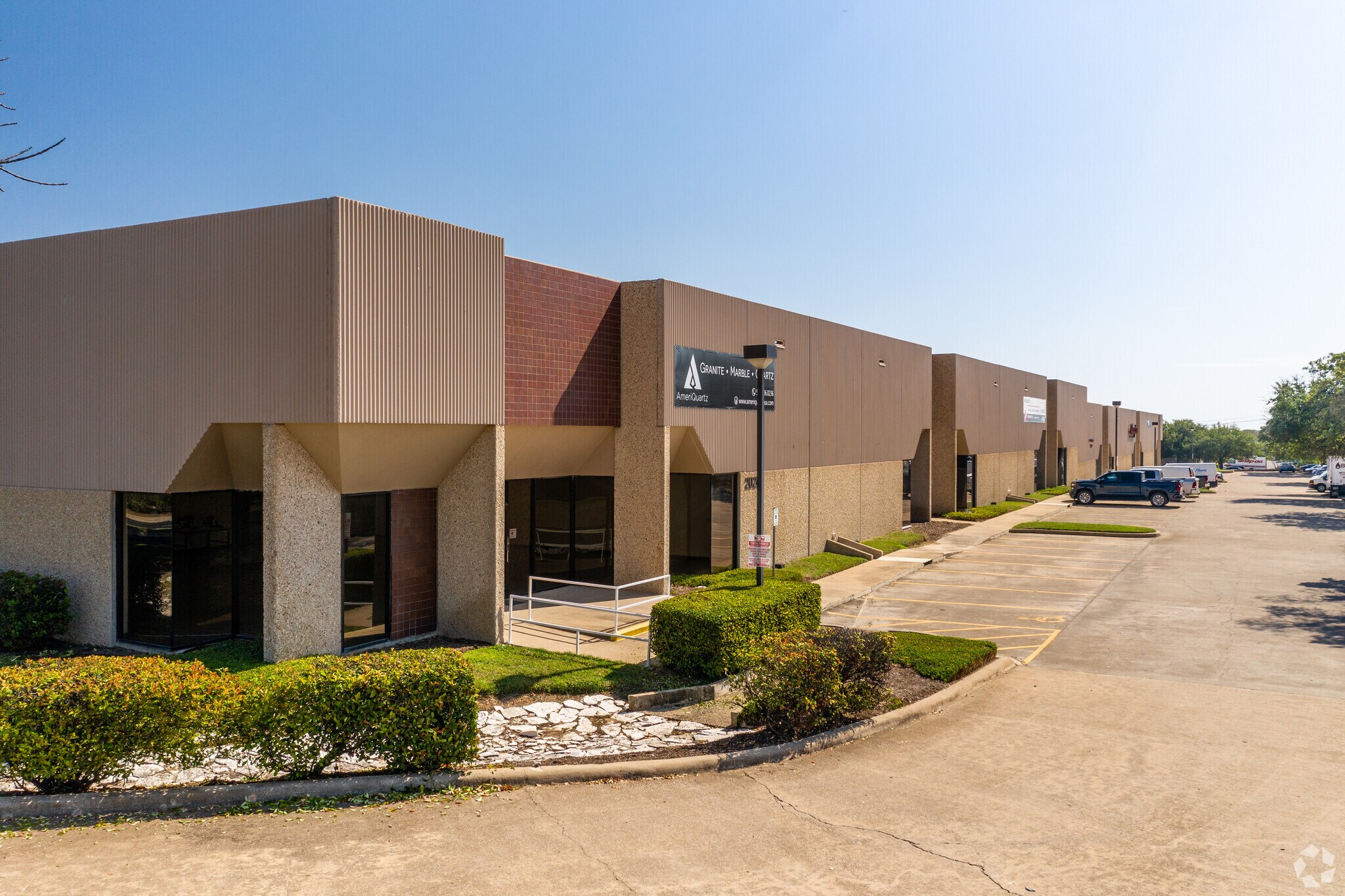 10200-10212 Metropolitan Dr, Austin, TX à louer Photo principale– Image 1 sur 2