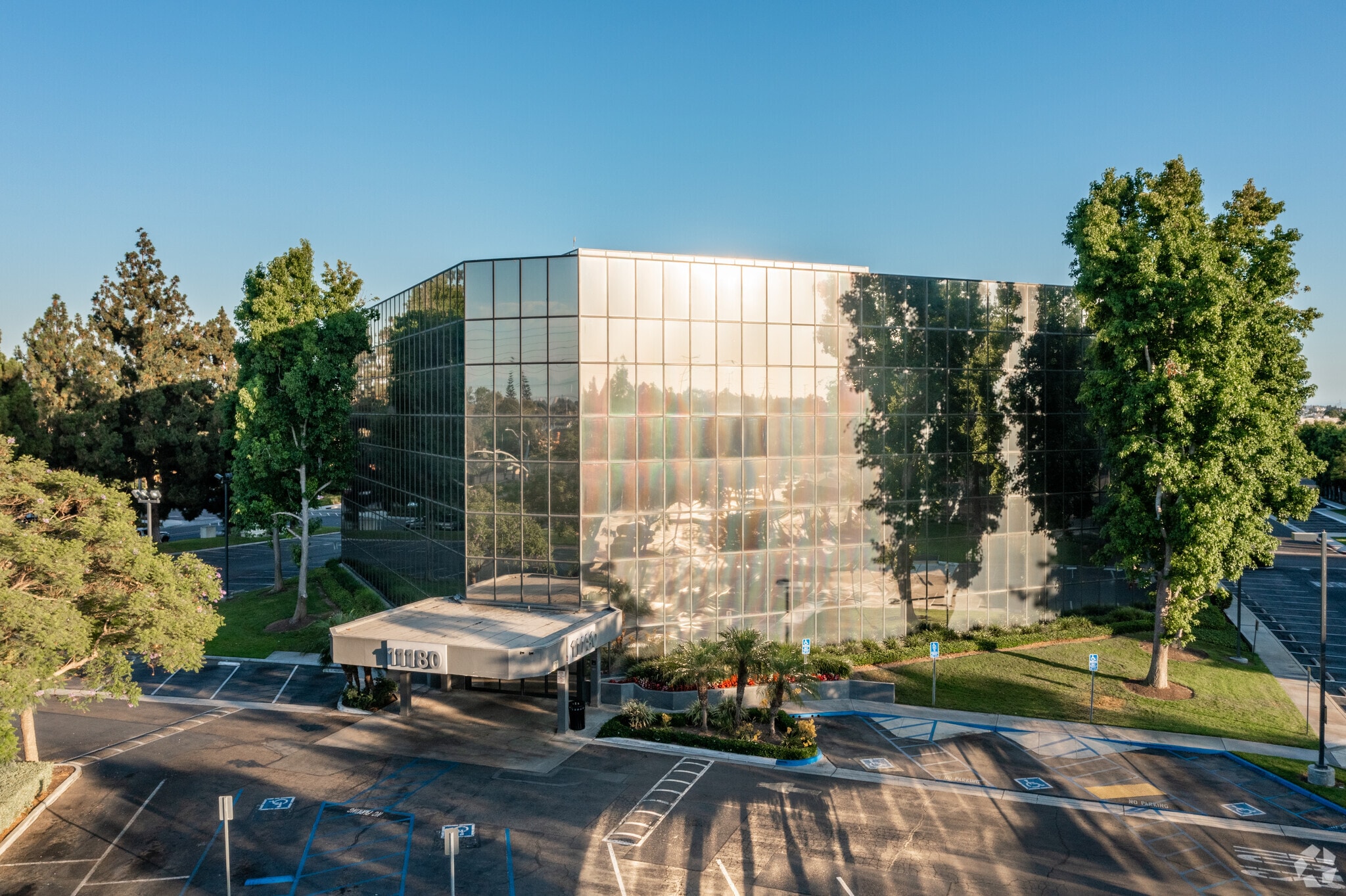 11180 Warner Ave, Fountain Valley, CA à louer Photo principale– Image 1 sur 6