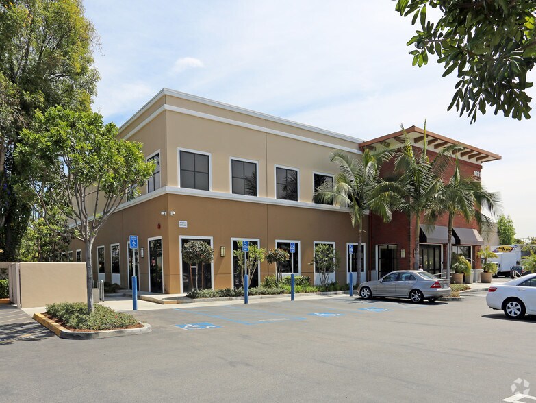 1031 W Chapman Ave, Orange, CA à louer - Photo de l’immeuble – Image 3 sur 7