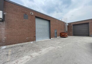 51 Esna Park Dr, Markham, ON à louer Photo de l’immeuble– Image 2 sur 5