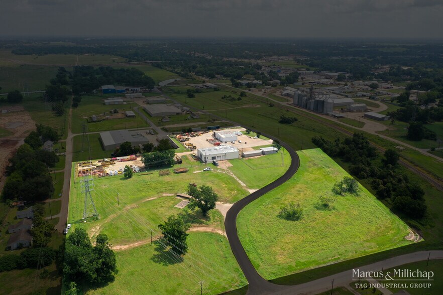 707 Nelson Ln, Wharton, TX à vendre - Photo de l’immeuble – Image 2 sur 8