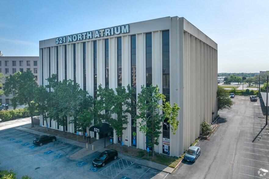 521 N Sam Houston Pky E, Houston, TX à vendre - Photo de l’immeuble – Image 3 sur 4