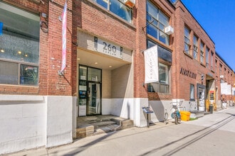 276 Carlaw Av, Toronto, ON à louer Photo de l’immeuble– Image 2 sur 9