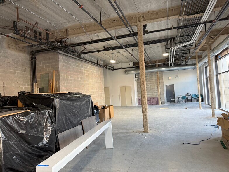 2823 W Belmont Ave, Chicago, IL à louer - Photo de l’immeuble – Image 3 sur 8