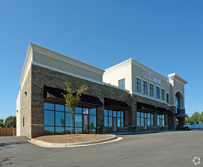 4401 W Wendover Ave, Greensboro, NC à louer - Photo de l’immeuble – Image 3 sur 6