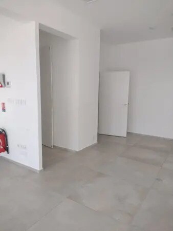 Local d’activités dans Canet-en-Roussillon à louer - Photo de l’immeuble – Image 3 sur 4