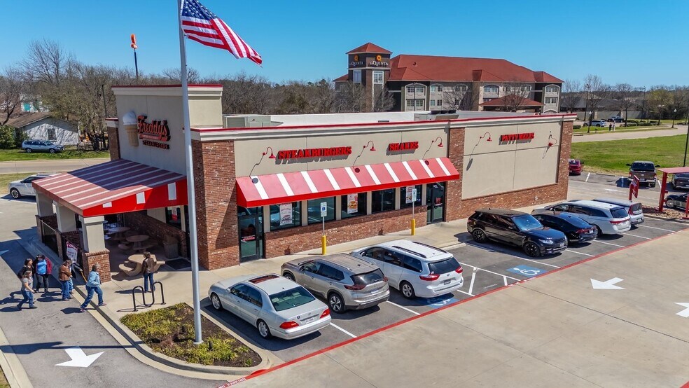 1211 E Ennis Ave, Ennis, TX à vendre - Photo principale – Image 2 sur 5