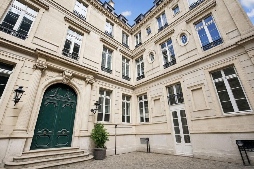 8 Rue De Presbourg, Paris à louer - Photo de l’immeuble – Image 2 sur 2