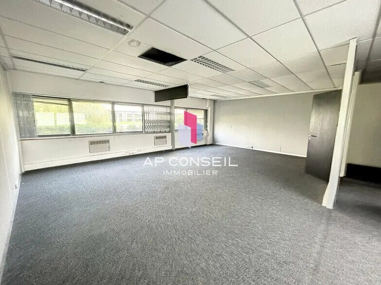 Bureau dans Plaisir à vendre - Photo de l’immeuble – Image 3 sur 4