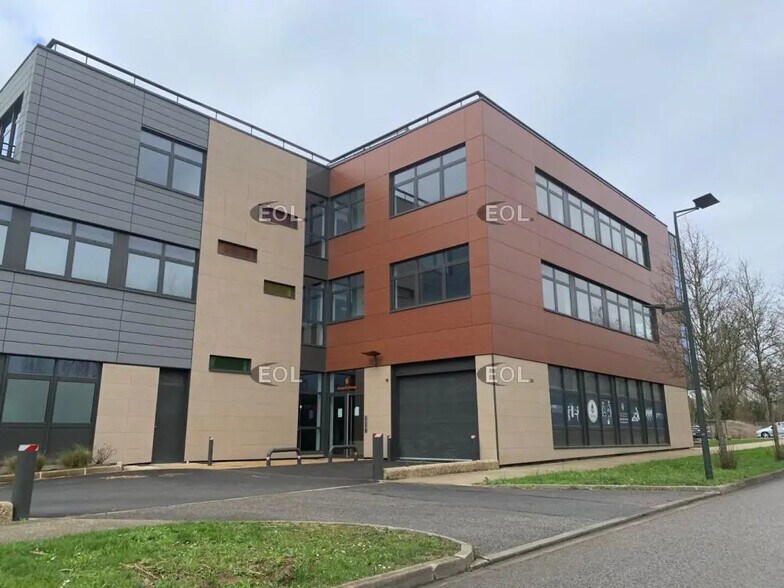 Local d’activités dans Noisy-le-Roi à louer - Photo de l’immeuble – Image 2 sur 7