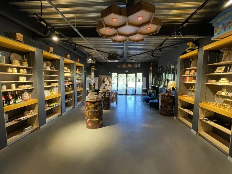 Local d’activités dans Chasselay à louer - Photo de l’immeuble – Image 2 sur 16