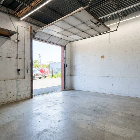 421 Broadway, West Babylon, NY à louer - Photo intérieure – Image 2 sur 6