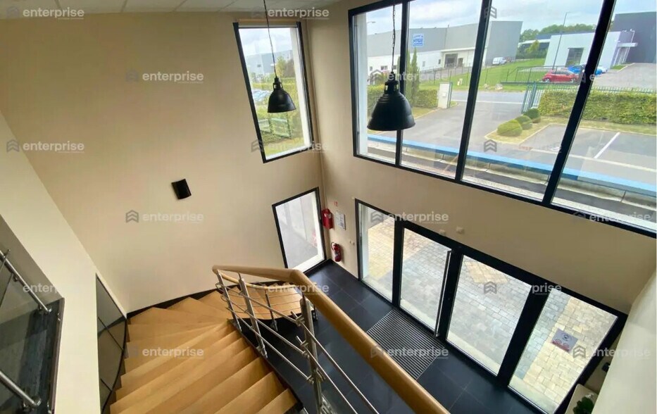 Local d'activités dans Creil à vendre - Photo de l’immeuble – Image 3 sur 8