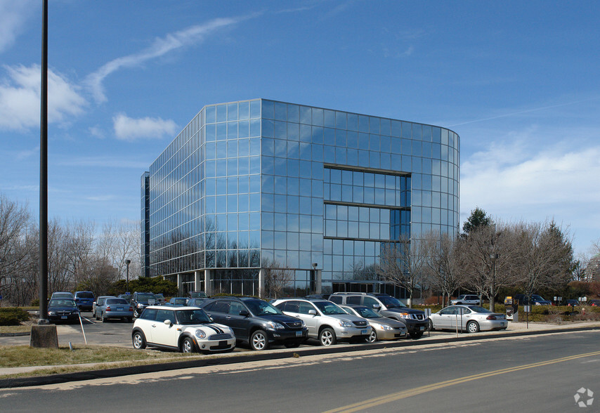 333 E River Dr, East Hartford, CT à louer - Photo de l’immeuble – Image 2 sur 6