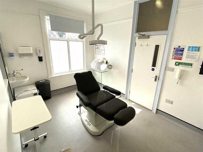 113 High Rd, Loughton à louer - Photo de l’immeuble – Image 2 sur 9