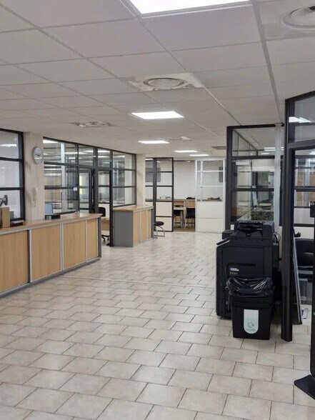 Bureau dans Mouans-Sartoux à louer - Photo de l’immeuble – Image 2 sur 12