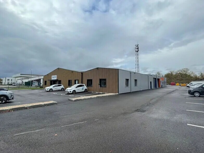 Bureau dans Oissel à louer - Photo de l’immeuble – Image 1 sur 10