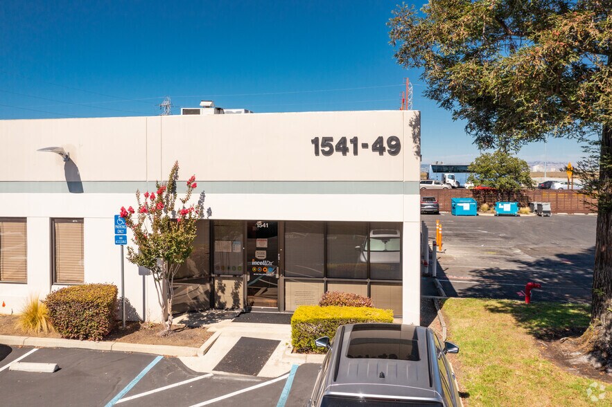 1541-1549 Industrial Rd, San Carlos, CA à louer - Photo de l’immeuble – Image 3 sur 4